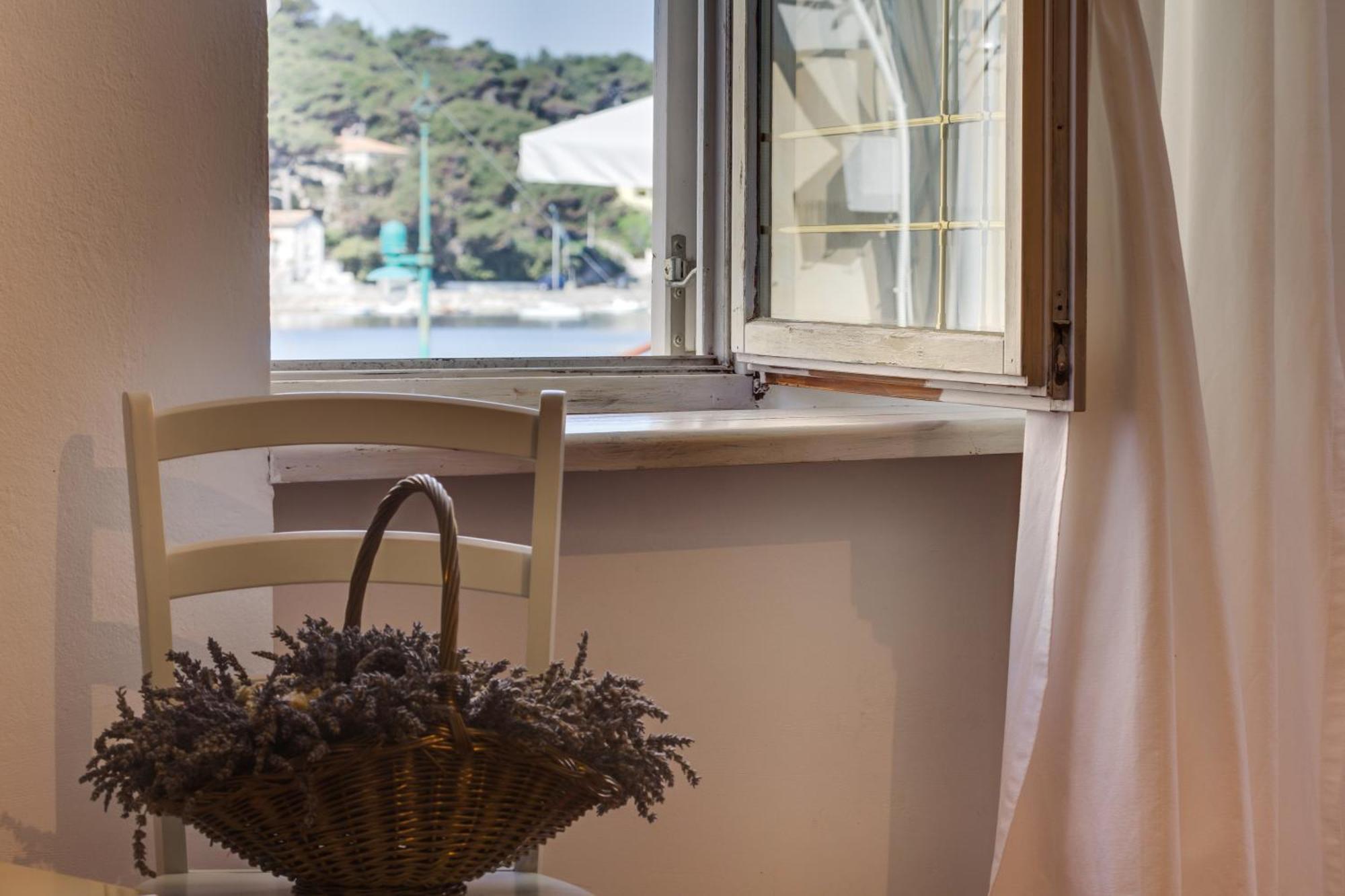 Apartments Mandarina Mali Losinj Bilik gambar